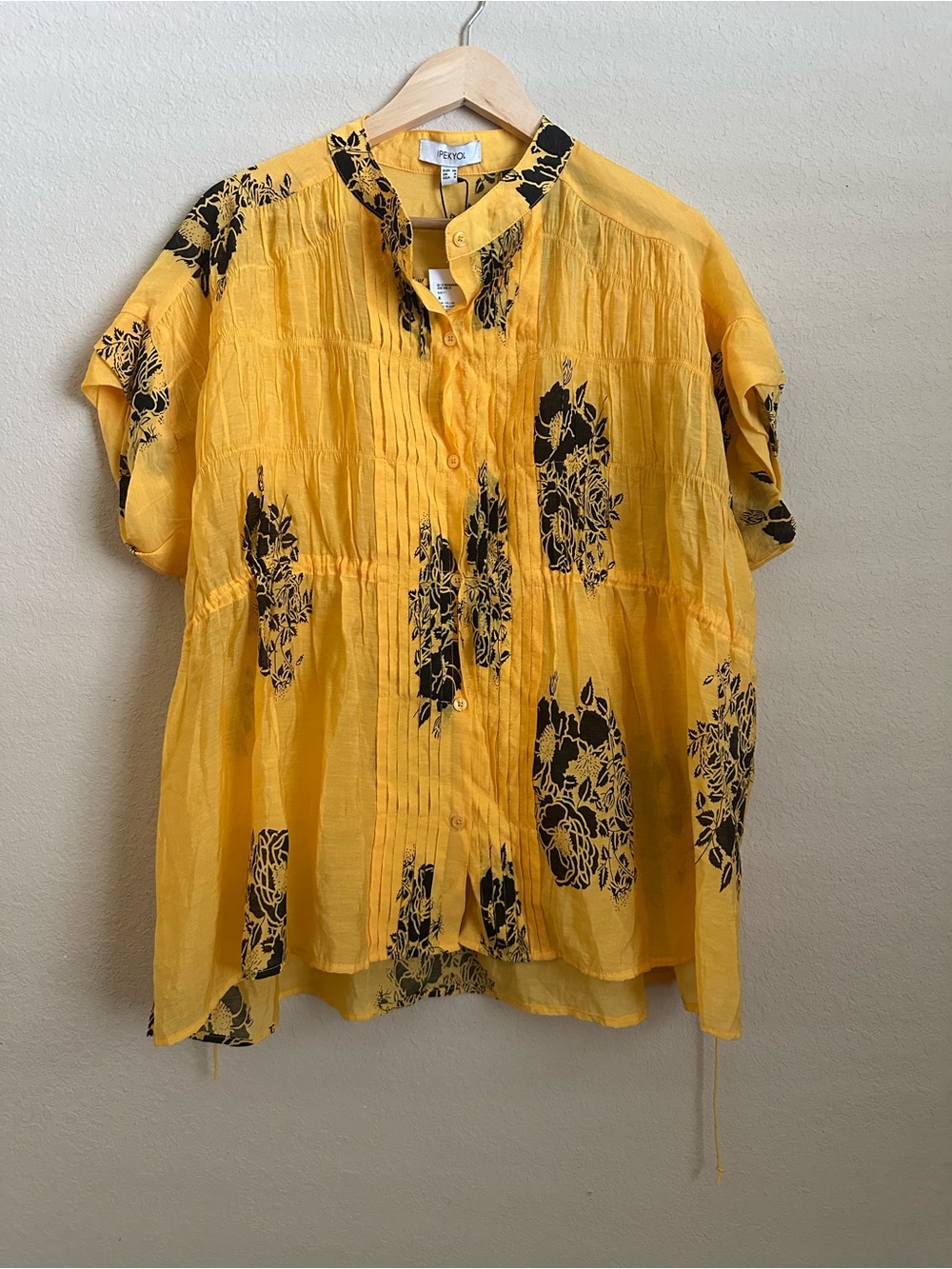IPEKYOL Yellow Floral Pintuck Button-Up Mandarin collar Blouse Size 6